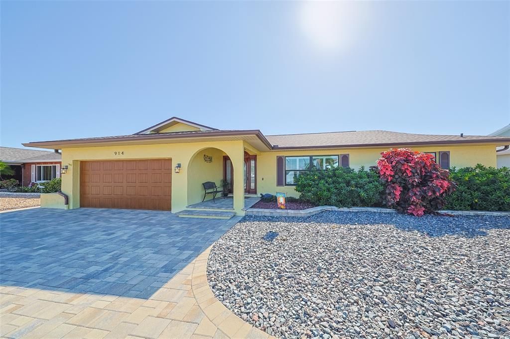 En Venta: $980,000 (4 camas, 2 baños, 1930 Pies cuadrados)