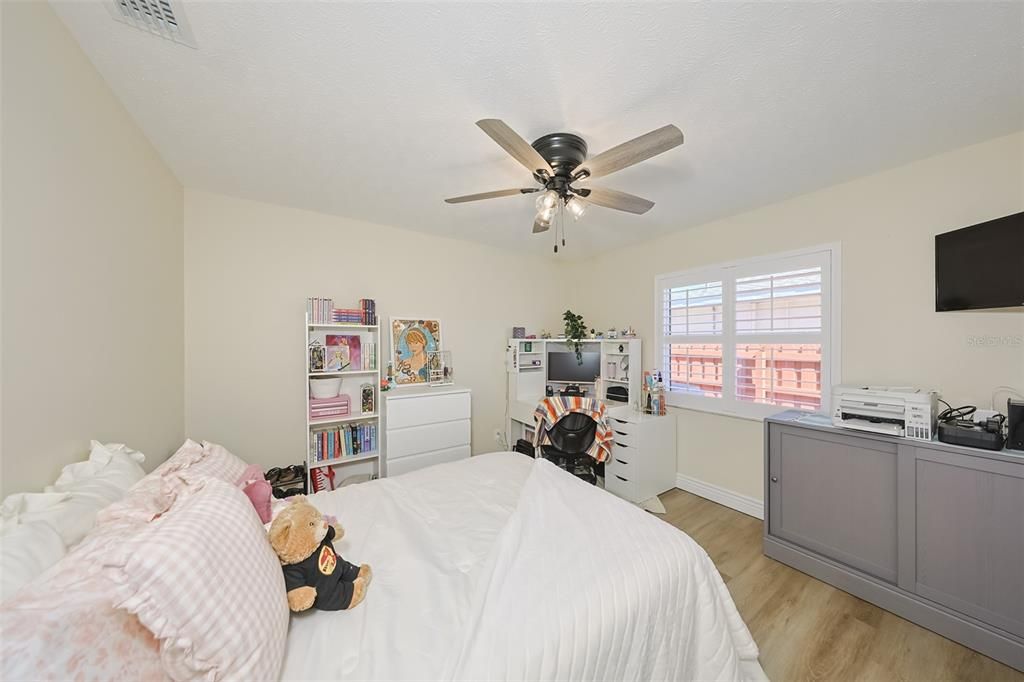 En Venta: $980,000 (4 camas, 2 baños, 1930 Pies cuadrados)