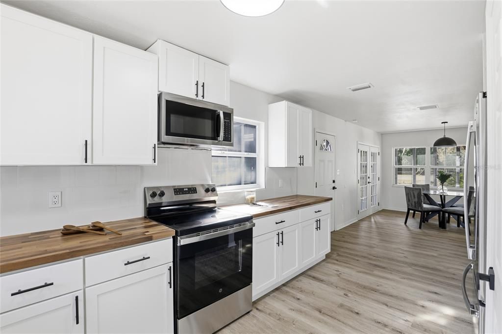 На продажу: $299,900 (3 спален, 2 ванн, 1862 Квадратных фут)