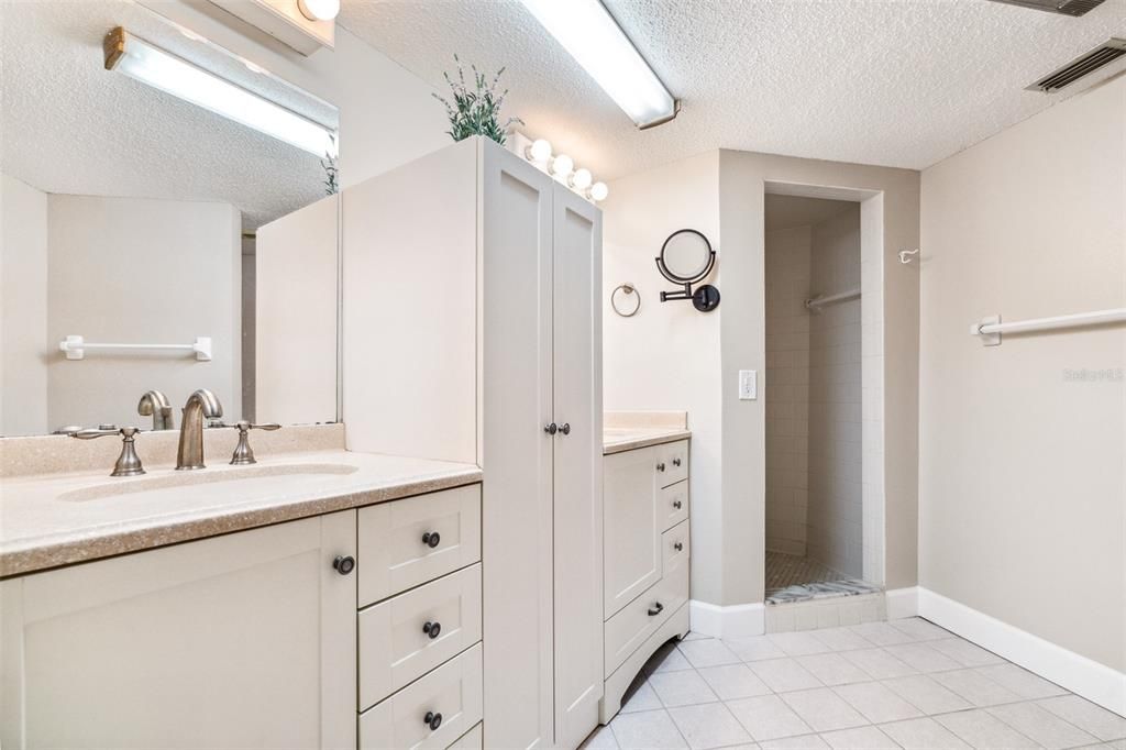 Active With Contract: $1,900 (2 beds, 2 baths, 1118 Square Feet)