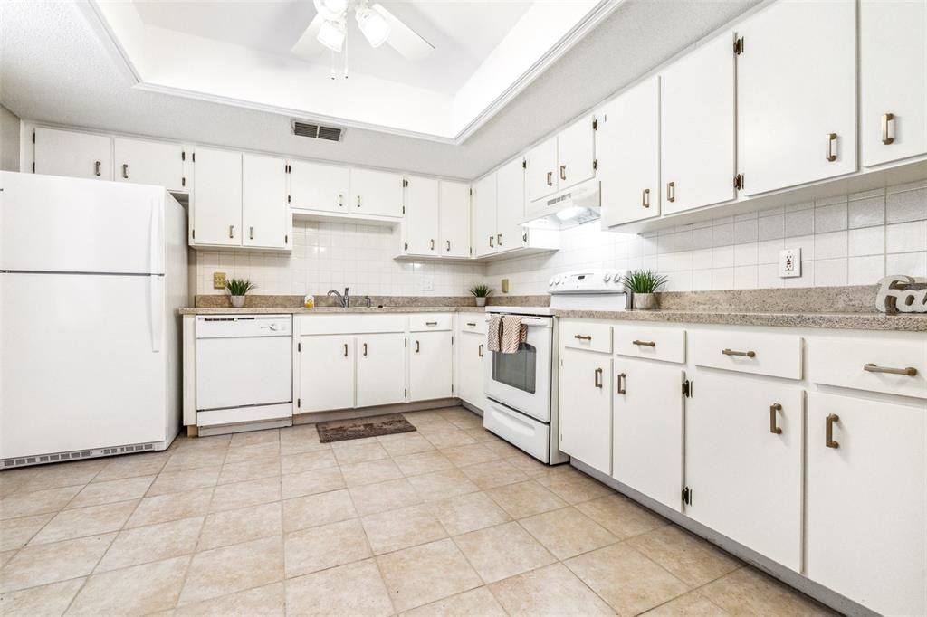 Active With Contract: $1,900 (2 beds, 2 baths, 1118 Square Feet)