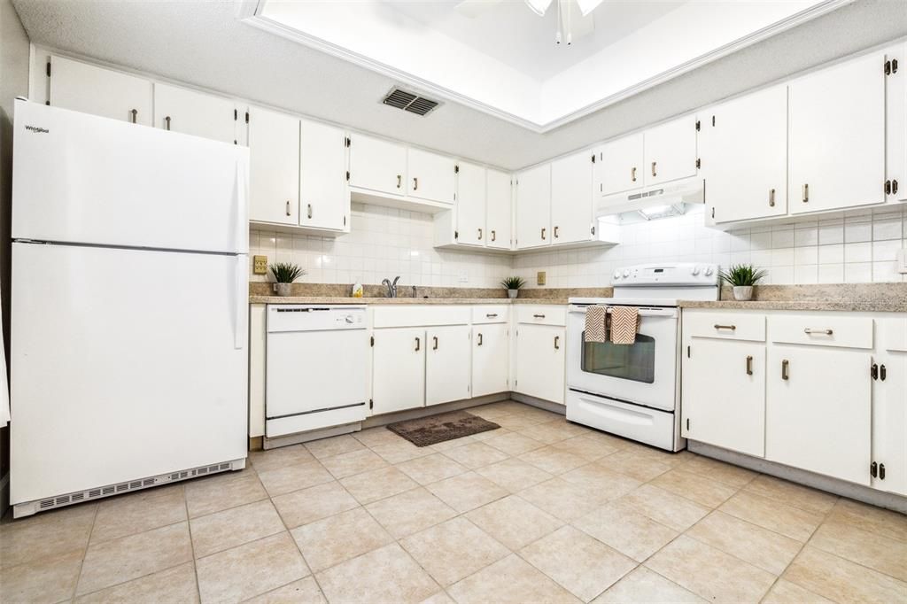 Active With Contract: $1,900 (2 beds, 2 baths, 1118 Square Feet)