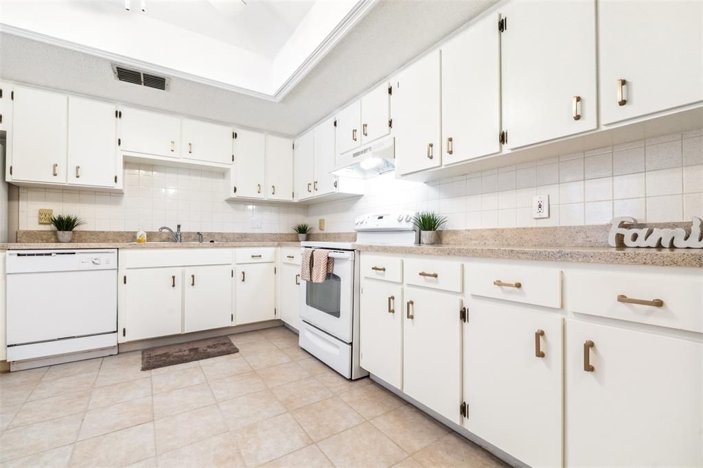 Active With Contract: $1,900 (2 beds, 2 baths, 1118 Square Feet)