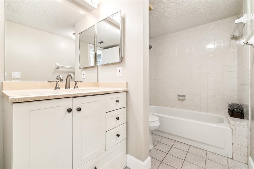 Active With Contract: $1,900 (2 beds, 2 baths, 1118 Square Feet)
