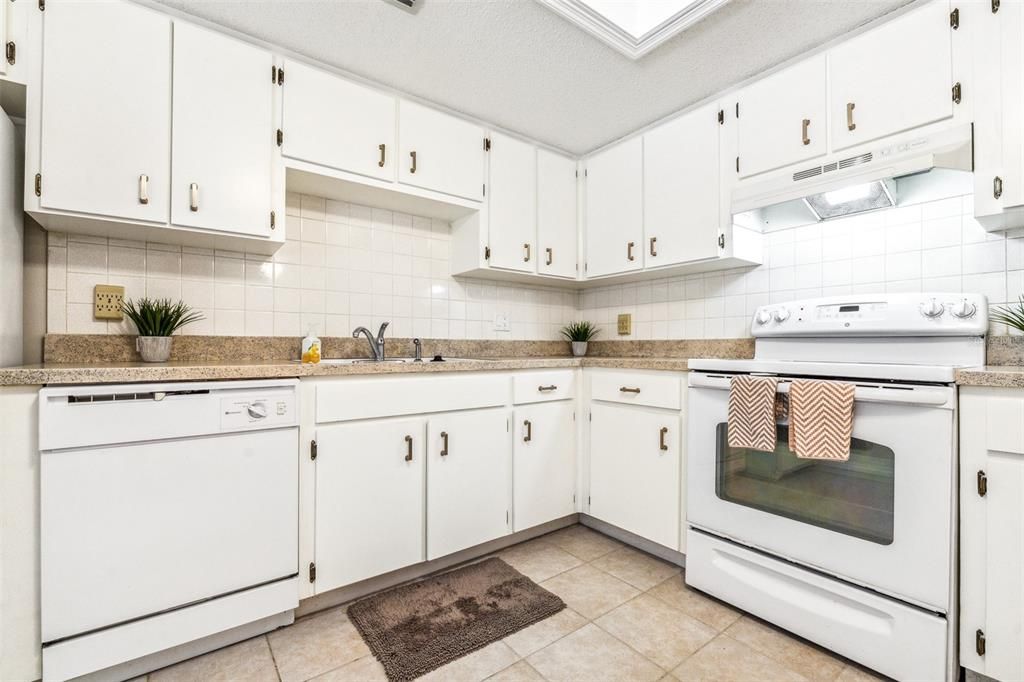 Active With Contract: $1,900 (2 beds, 2 baths, 1118 Square Feet)