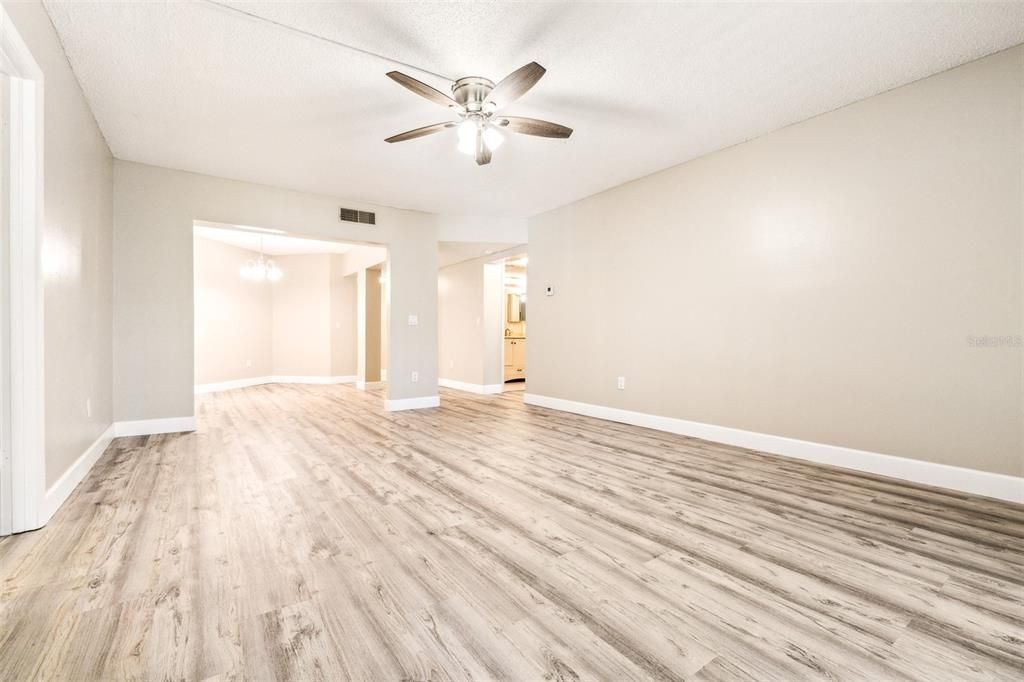 Active With Contract: $1,900 (2 beds, 2 baths, 1118 Square Feet)