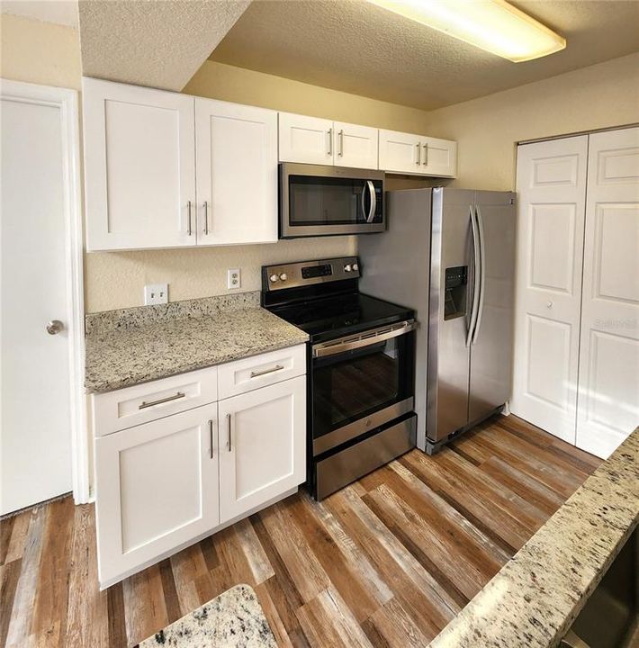 Active With Contract: $128,888 (2 beds, 2 baths, 934 Square Feet)