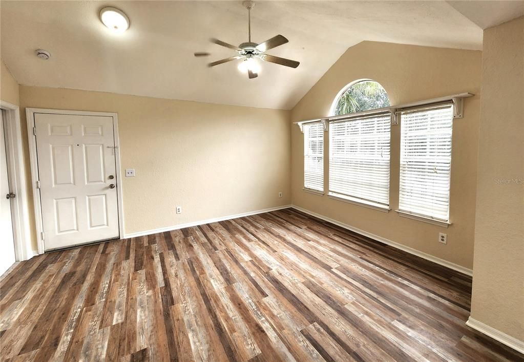 Active With Contract: $128,888 (2 beds, 2 baths, 934 Square Feet)