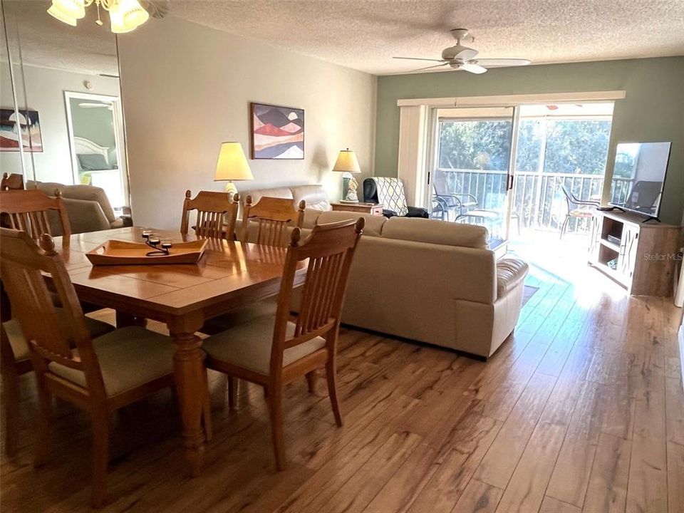 En Venta: $179,900 (2 camas, 2 baños, 1042 Pies cuadrados)