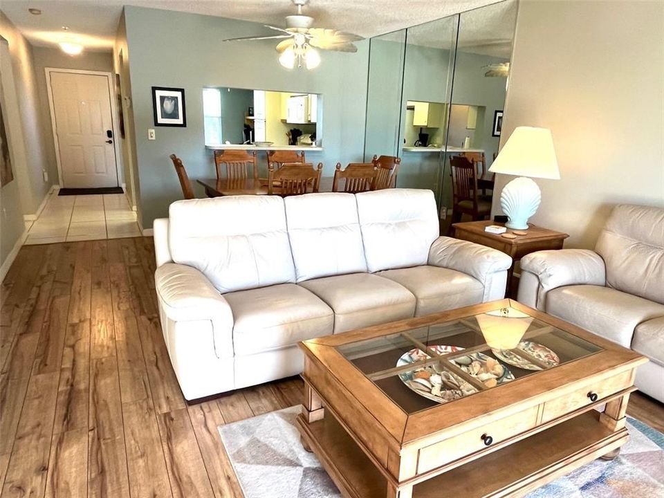 En Venta: $179,900 (2 camas, 2 baños, 1042 Pies cuadrados)