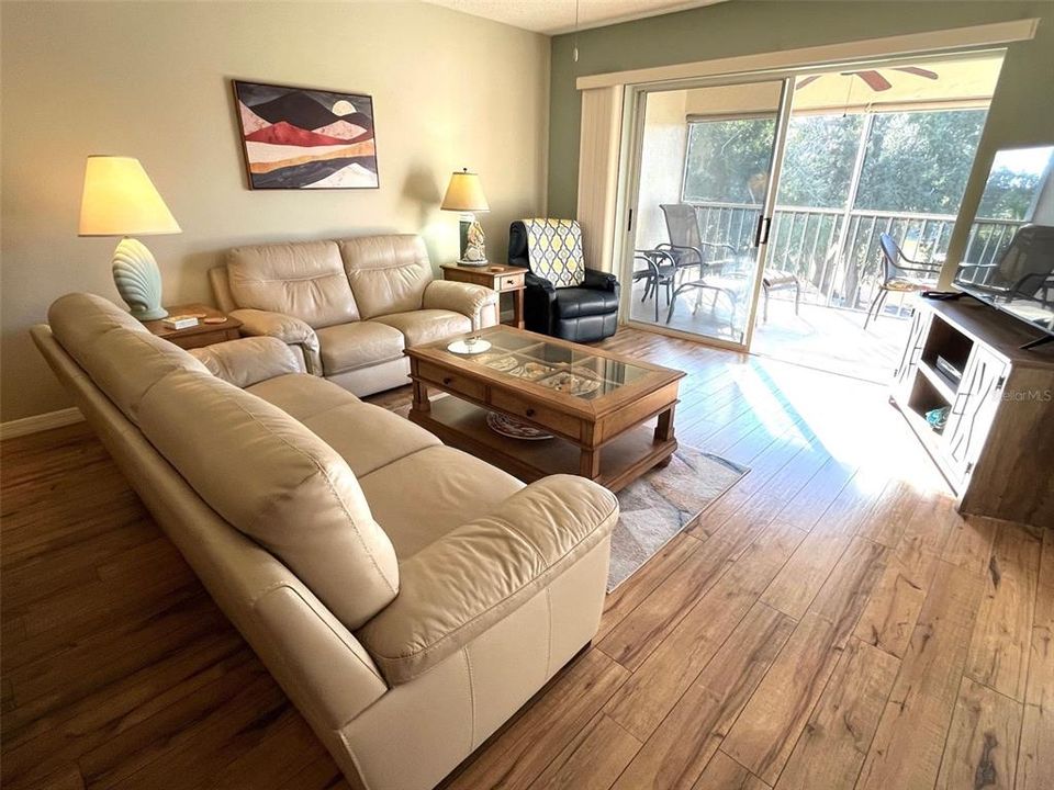 En Venta: $179,900 (2 camas, 2 baños, 1042 Pies cuadrados)