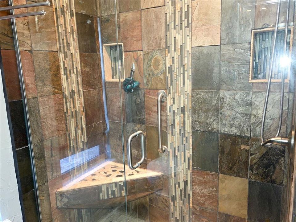 合同活跃: $400,000 (3 贝兹, 2 浴室, 1937 平方英尺)