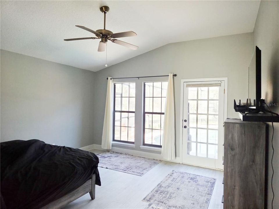 合同活跃: $400,000 (3 贝兹, 2 浴室, 1937 平方英尺)