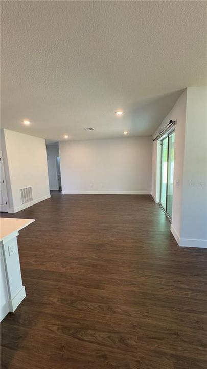 For Rent: $2,332 (4 beds, 2 baths, 1874 Square Feet)
