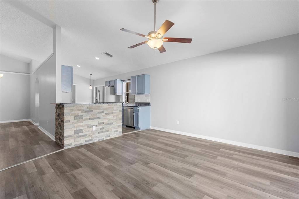 出租: $2,500 (3 贝兹, 2 浴室, 1559 平方英尺)