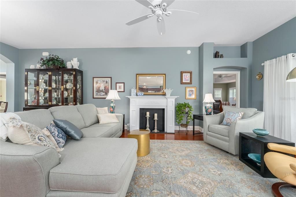 合同活跃: $539,900 (3 贝兹, 2 浴室, 1939 平方英尺)