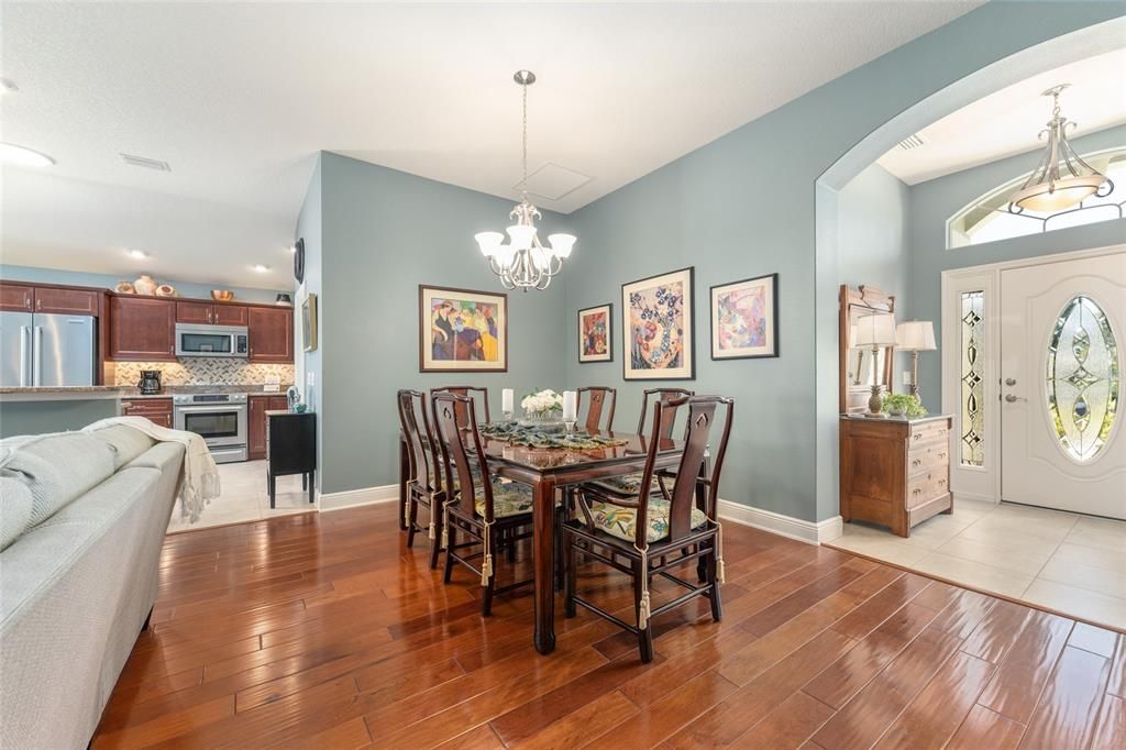 合同活跃: $539,900 (3 贝兹, 2 浴室, 1939 平方英尺)