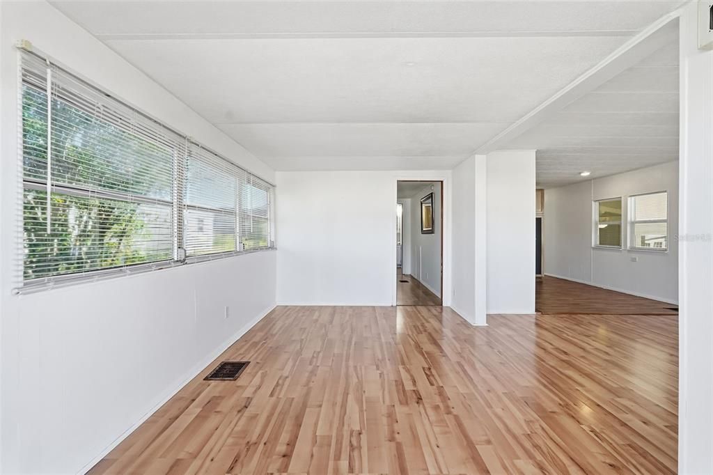 待售: $99,990 (2 贝兹, 2 浴室, 825 平方英尺)