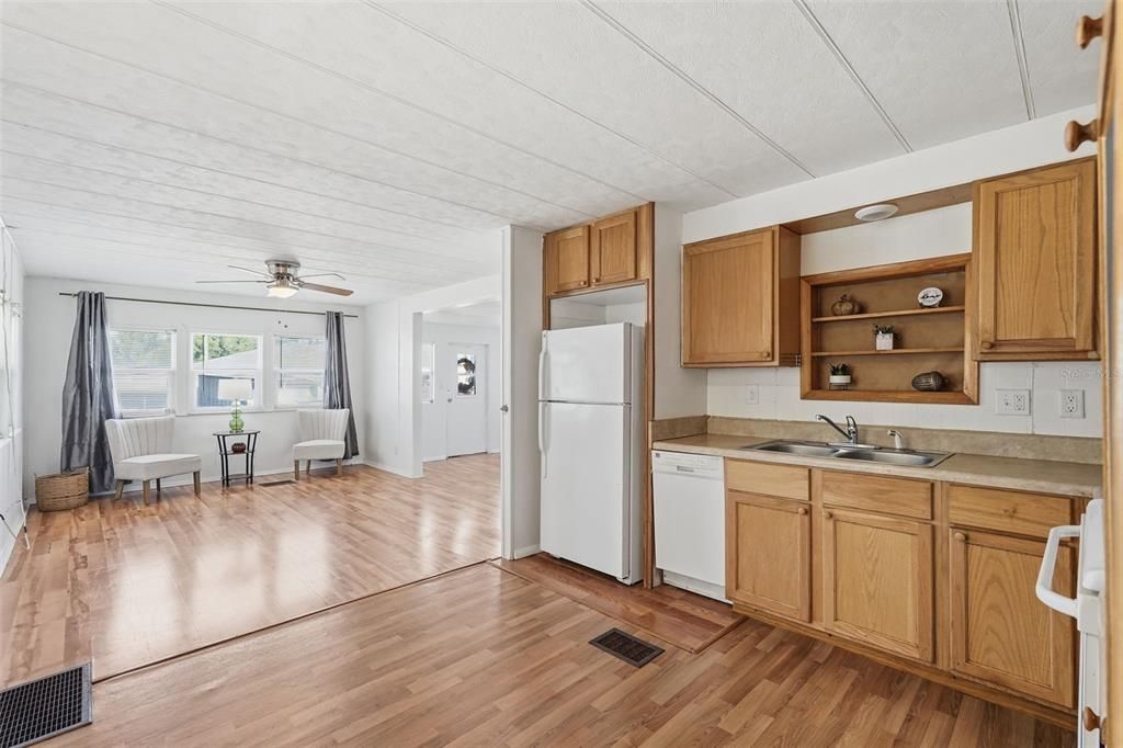 待售: $99,990 (2 贝兹, 2 浴室, 825 平方英尺)