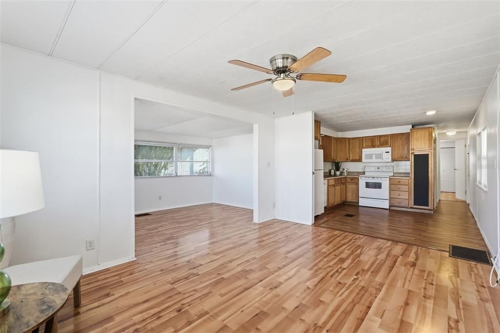 待售: $99,990 (2 贝兹, 2 浴室, 825 平方英尺)