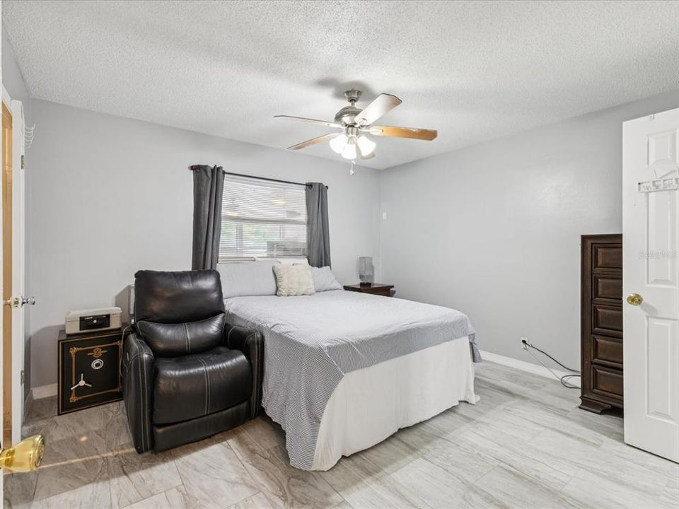 На продажу: $365,000 (2 спален, 1 ванн, 2158 Квадратных фут)