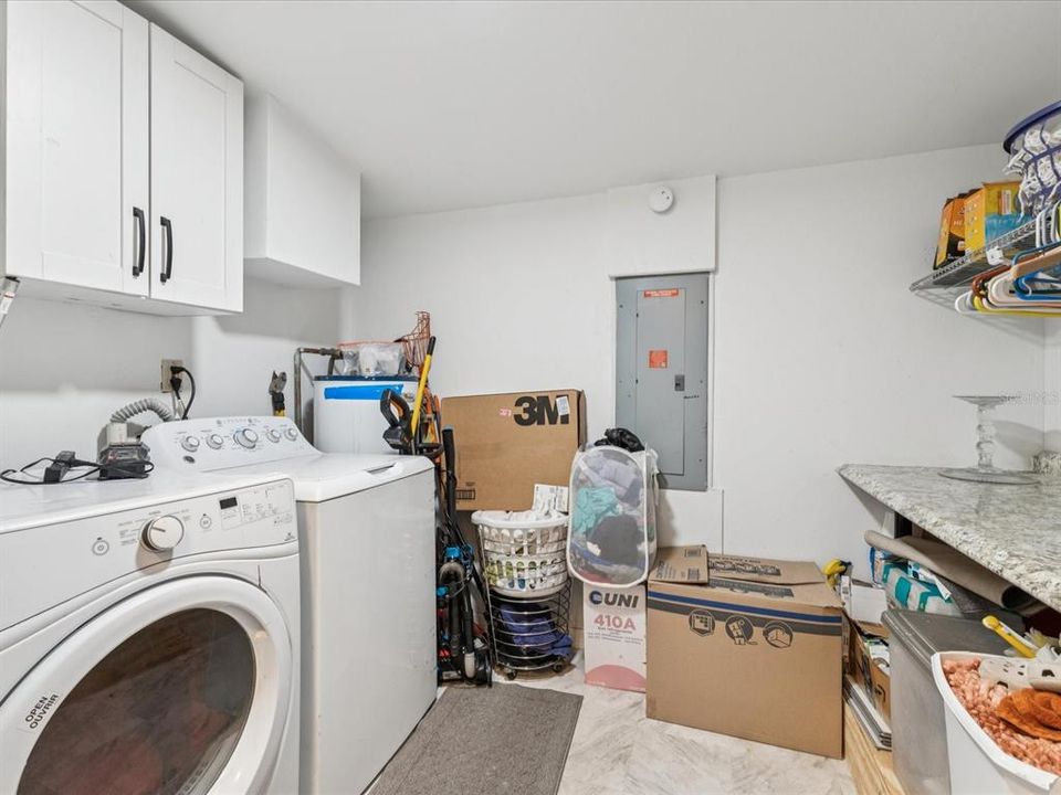 На продажу: $365,000 (2 спален, 1 ванн, 2158 Квадратных фут)