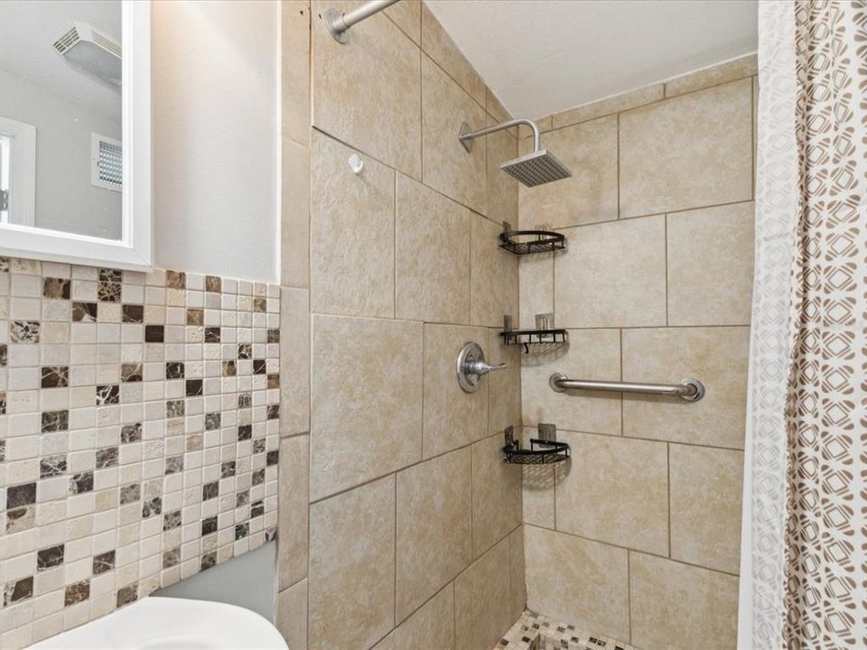 На продажу: $365,000 (2 спален, 1 ванн, 2158 Квадратных фут)