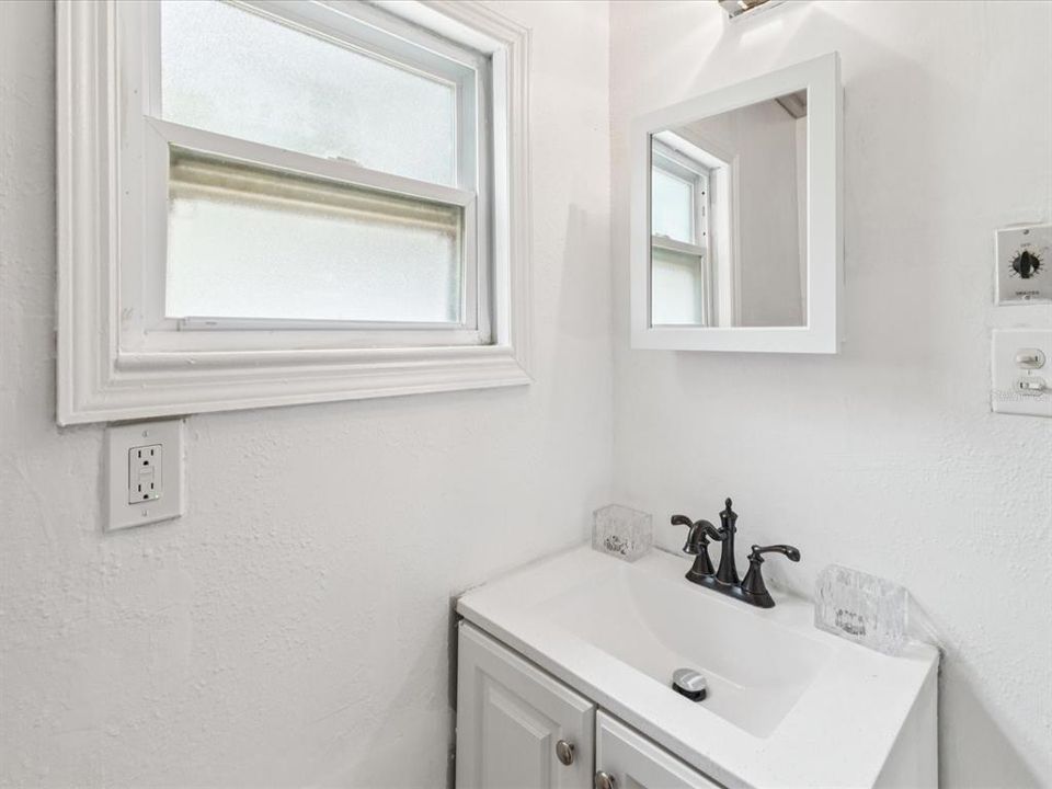 На продажу: $365,000 (2 спален, 1 ванн, 2158 Квадратных фут)