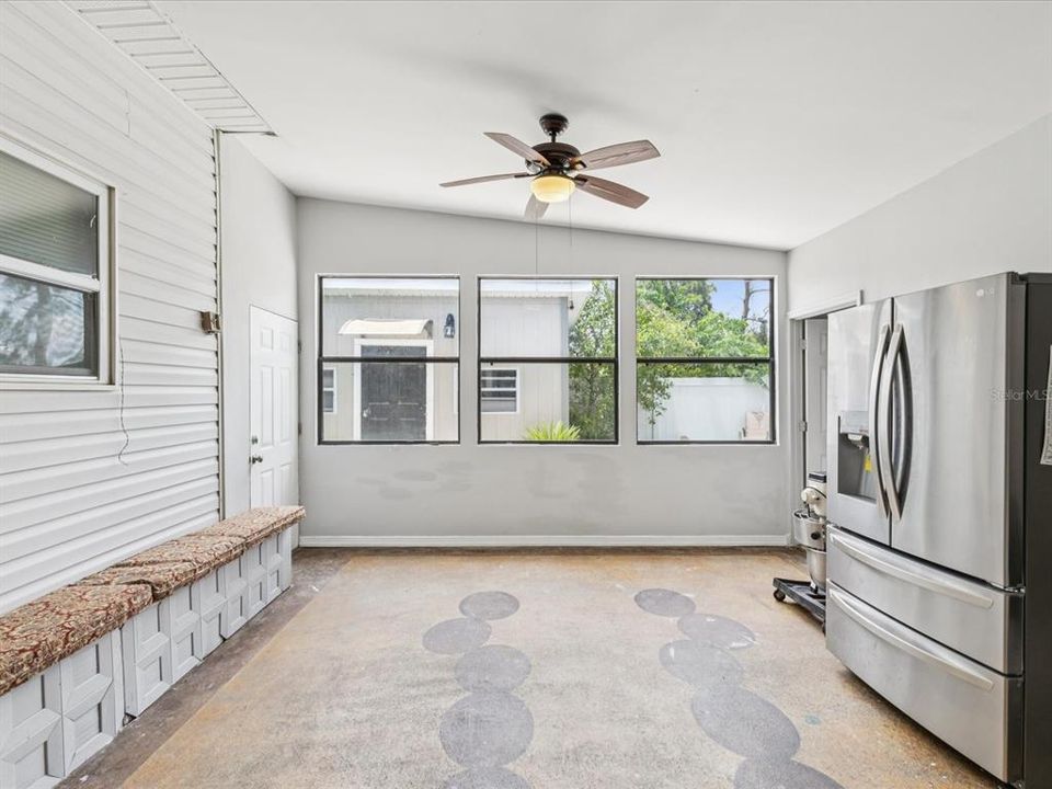 На продажу: $365,000 (2 спален, 1 ванн, 2158 Квадратных фут)