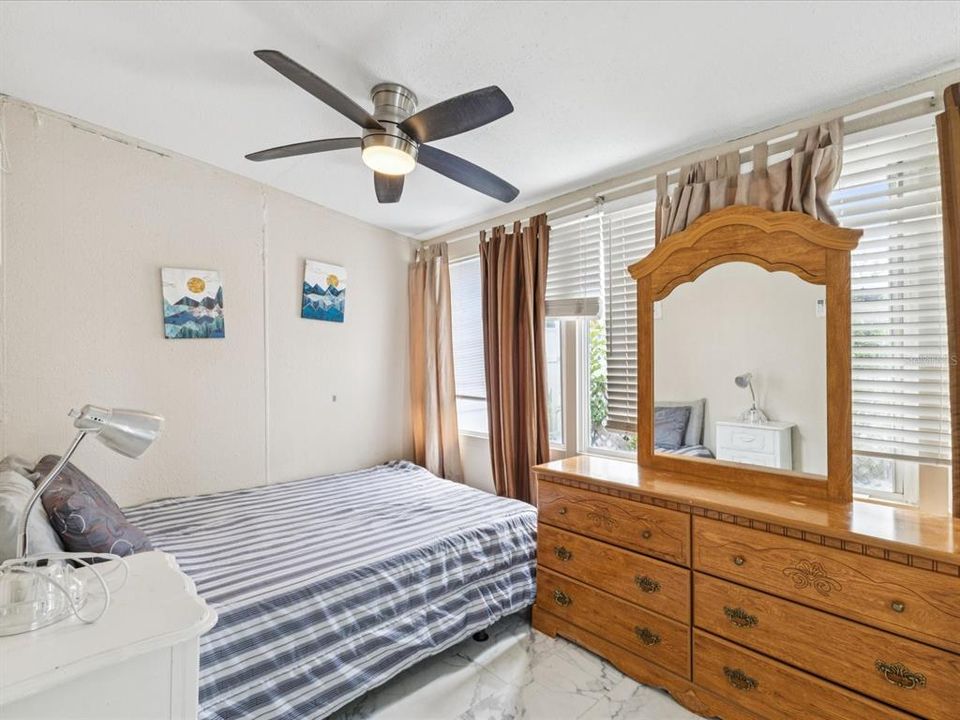 На продажу: $365,000 (2 спален, 1 ванн, 2158 Квадратных фут)