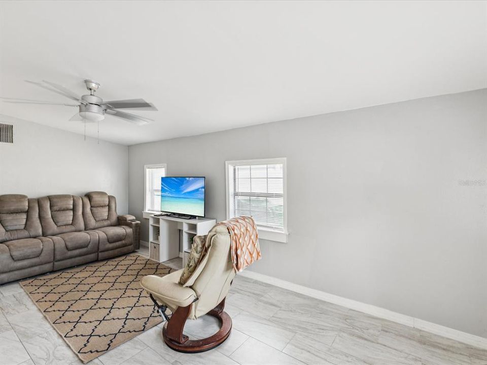 На продажу: $365,000 (2 спален, 1 ванн, 2158 Квадратных фут)