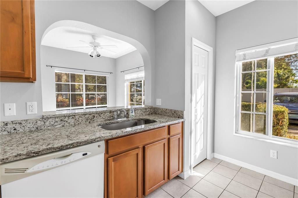 На продажу: $225,000 (3 спален, 2 ванн, 1200 Квадратных фут)