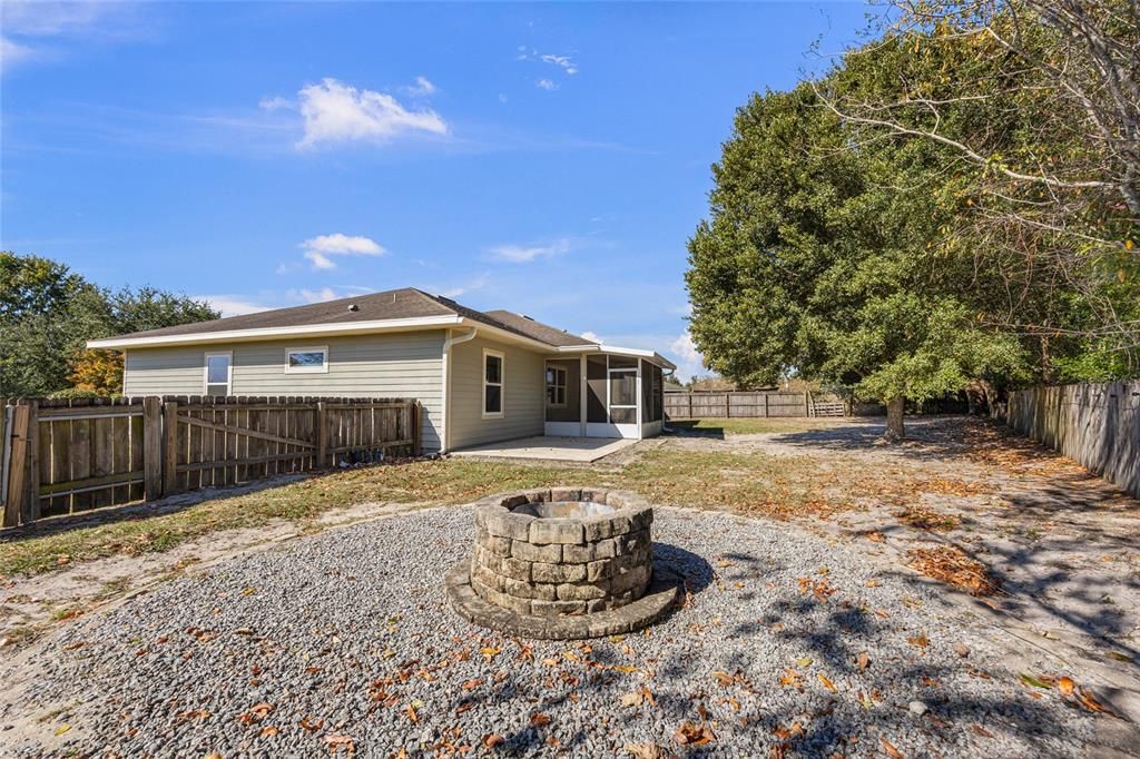 合同活跃: $365,000 (4 贝兹, 2 浴室, 1855 平方英尺)