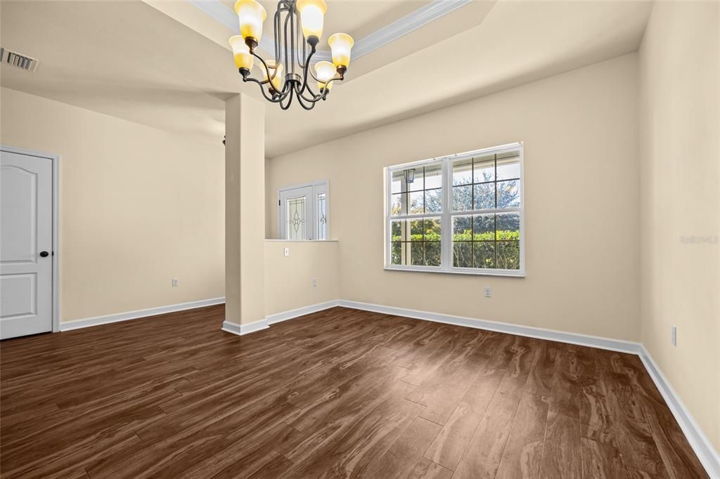 合同活跃: $365,000 (4 贝兹, 2 浴室, 1855 平方英尺)