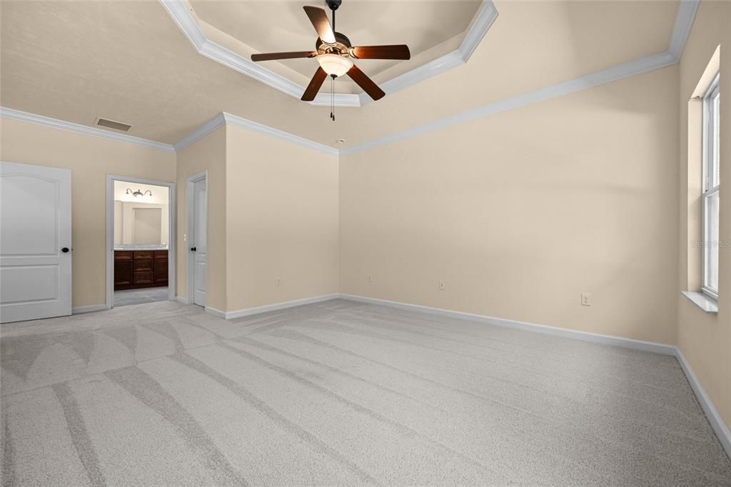 合同活跃: $365,000 (4 贝兹, 2 浴室, 1855 平方英尺)