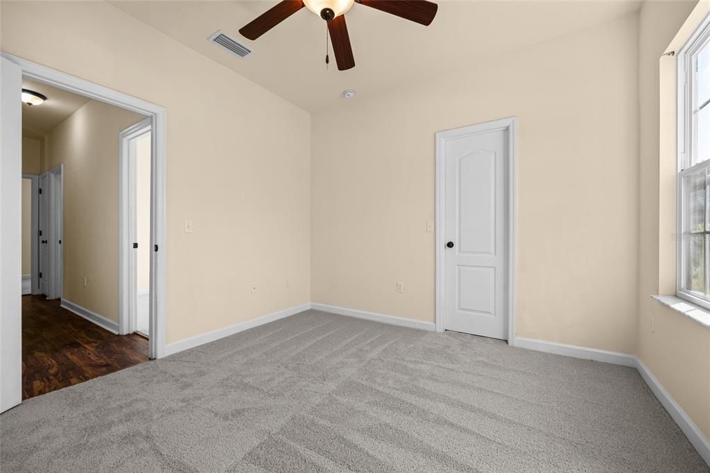 合同活跃: $365,000 (4 贝兹, 2 浴室, 1855 平方英尺)