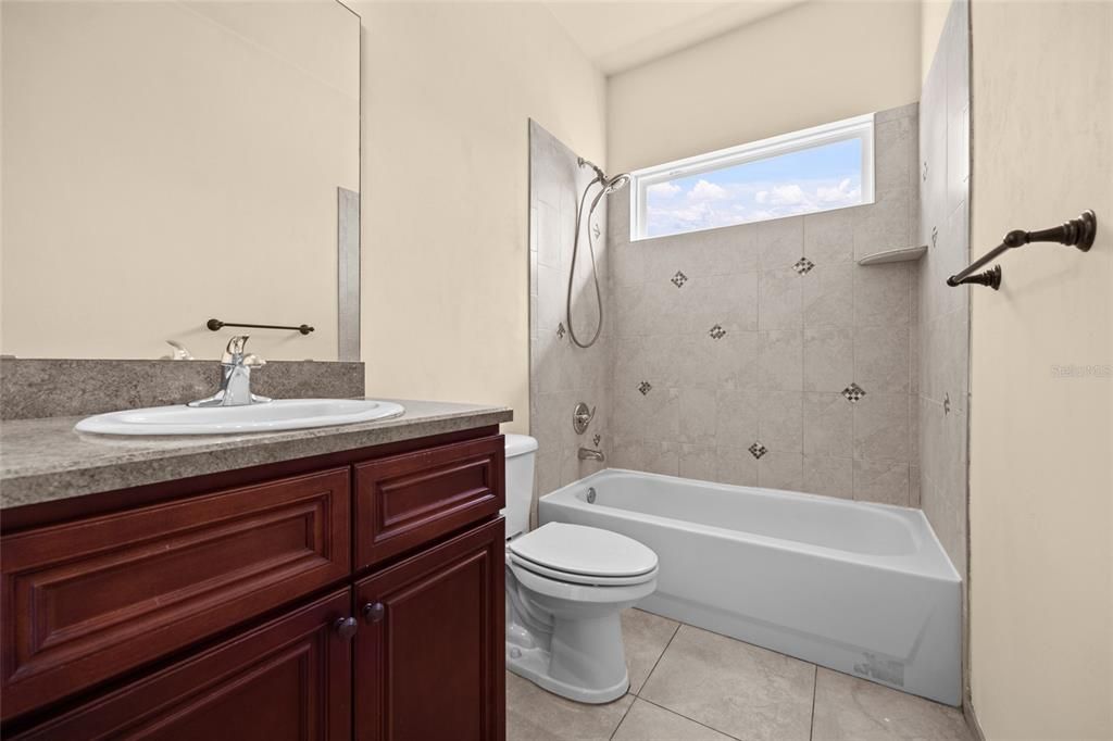 合同活跃: $365,000 (4 贝兹, 2 浴室, 1855 平方英尺)