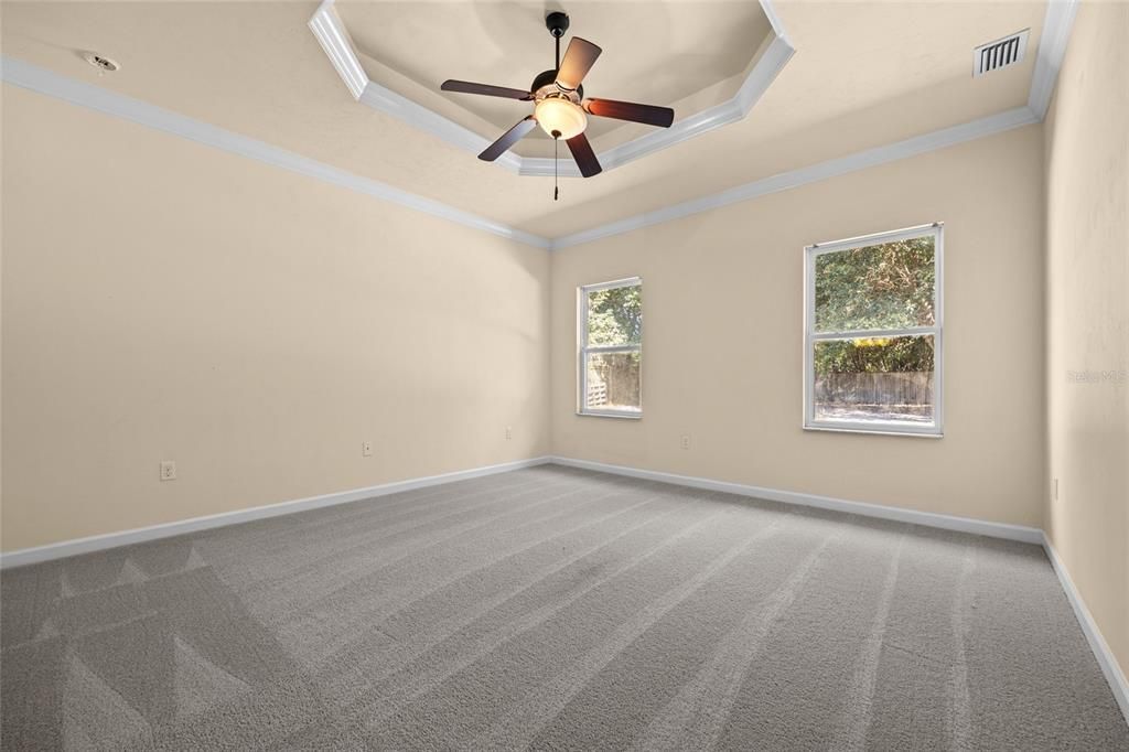 合同活跃: $365,000 (4 贝兹, 2 浴室, 1855 平方英尺)