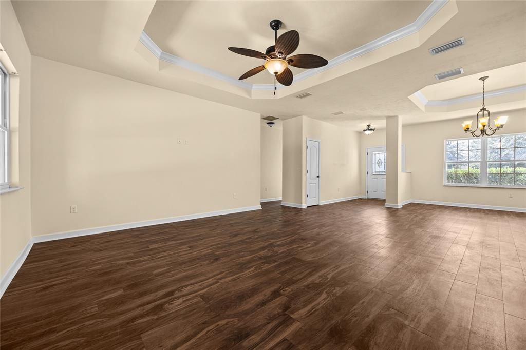 合同活跃: $365,000 (4 贝兹, 2 浴室, 1855 平方英尺)