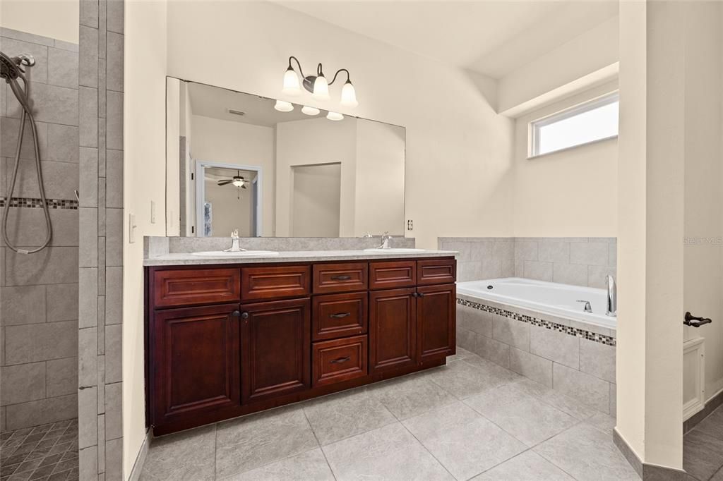 合同活跃: $365,000 (4 贝兹, 2 浴室, 1855 平方英尺)