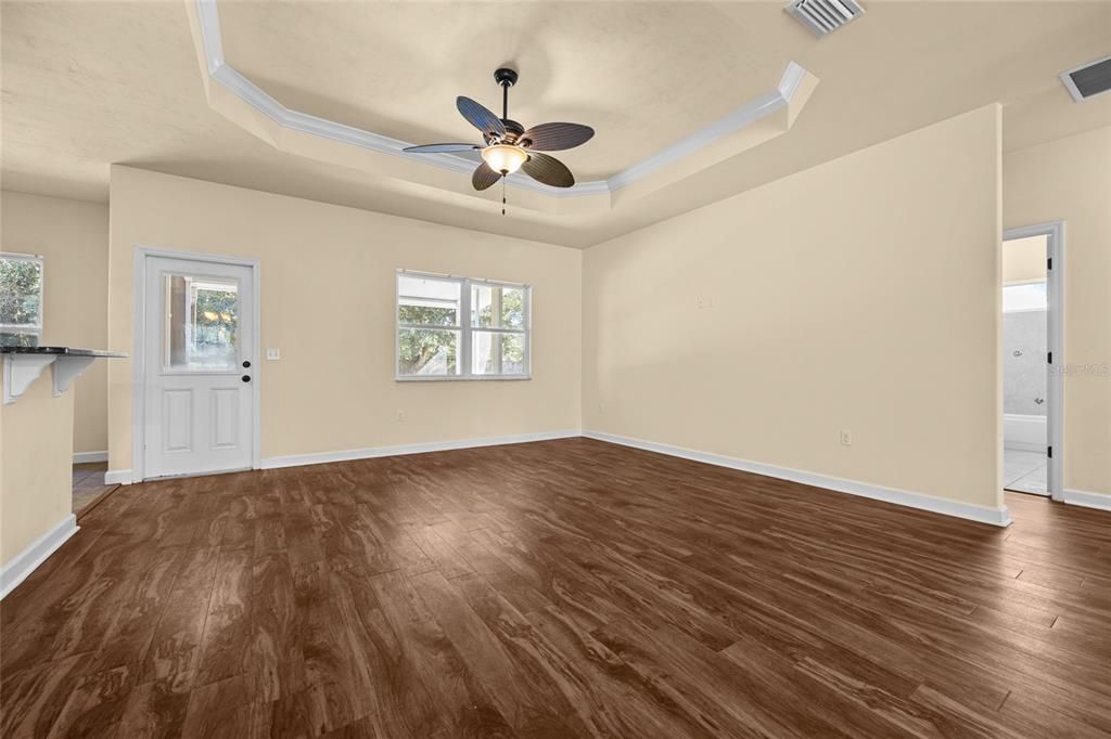 合同活跃: $365,000 (4 贝兹, 2 浴室, 1855 平方英尺)