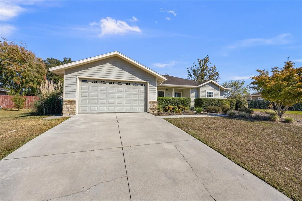 合同活跃: $365,000 (4 贝兹, 2 浴室, 1855 平方英尺)