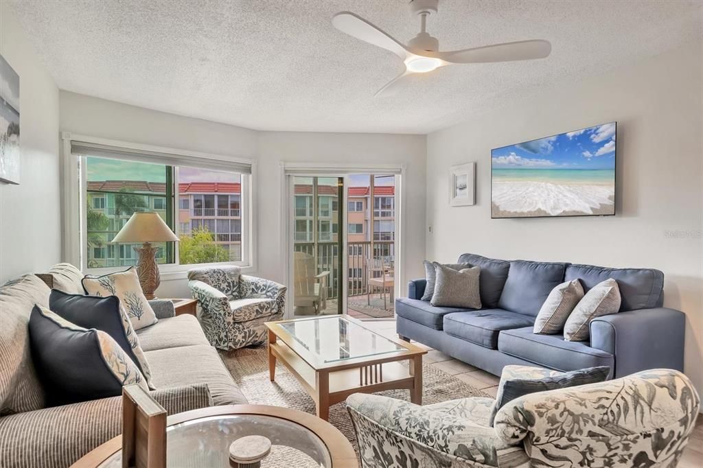 出租: $6,100 (2 贝兹, 2 浴室, 929 平方英尺)