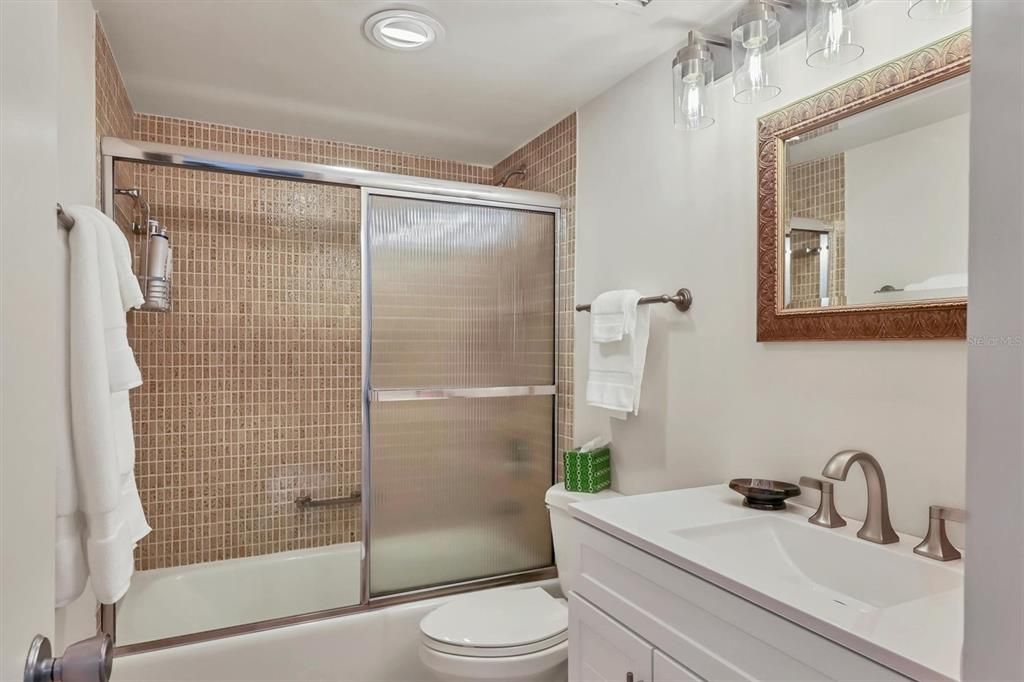 出租: $6,100 (2 贝兹, 2 浴室, 929 平方英尺)