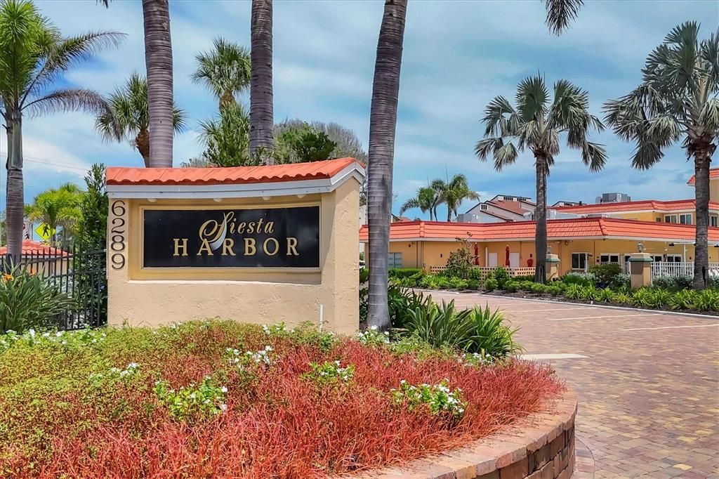 出租: $6,100 (2 贝兹, 2 浴室, 929 平方英尺)