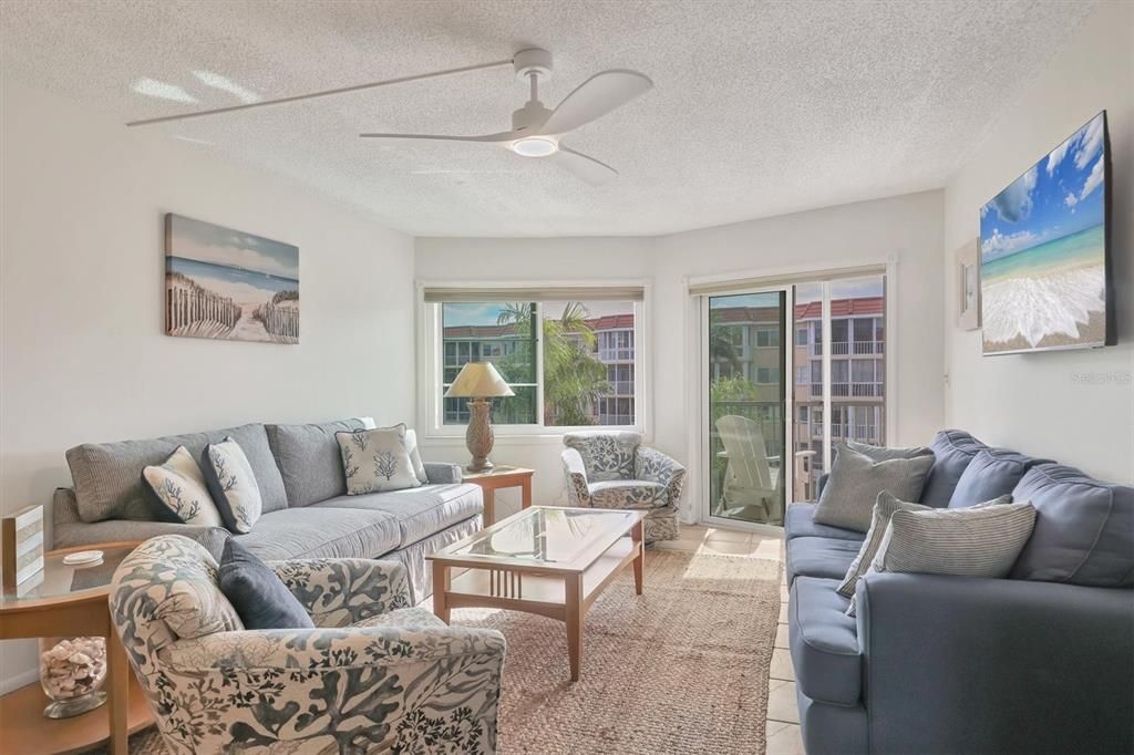 出租: $6,100 (2 贝兹, 2 浴室, 929 平方英尺)