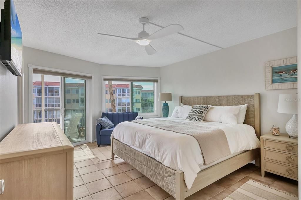 出租: $6,100 (2 贝兹, 2 浴室, 929 平方英尺)