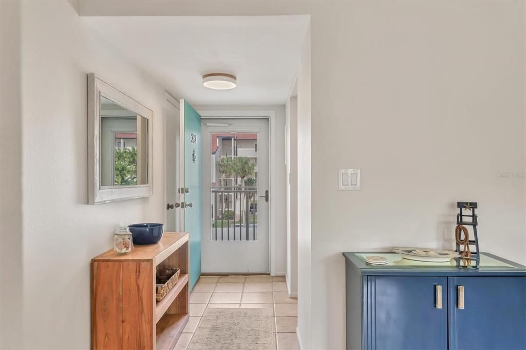 出租: $6,100 (2 贝兹, 2 浴室, 929 平方英尺)