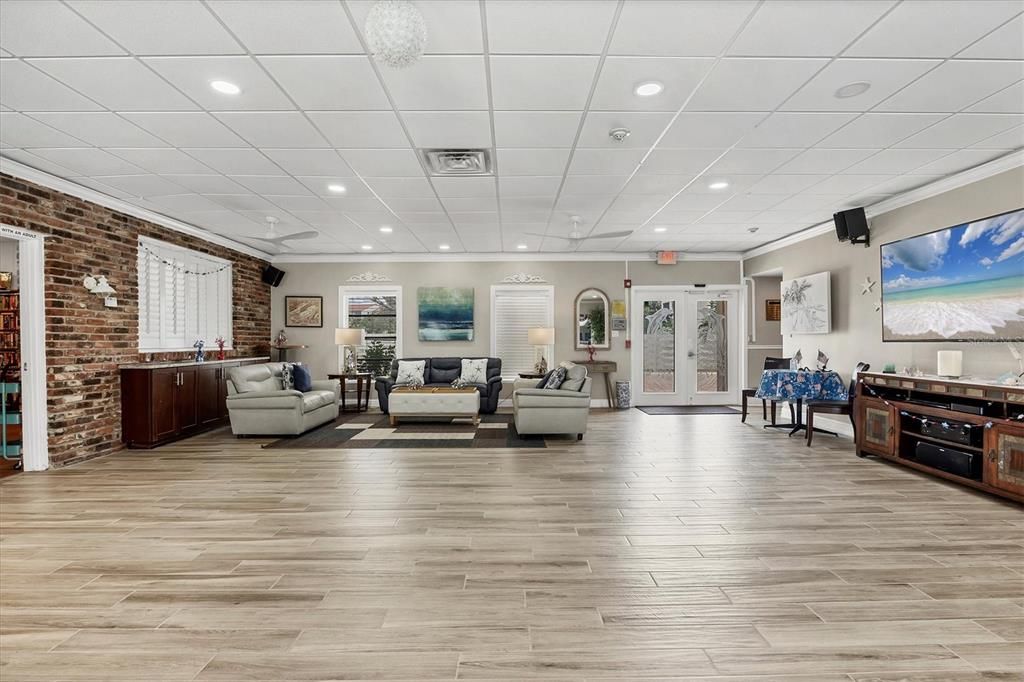 出租: $6,100 (2 贝兹, 2 浴室, 929 平方英尺)