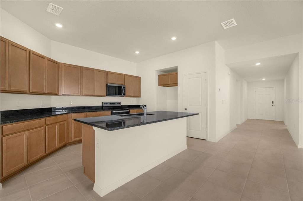 合同活跃: $345,380 (4 贝兹, 2 浴室, 1989 平方英尺)